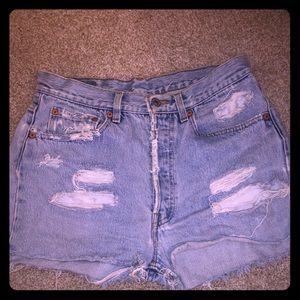 Distressed High waist Levi shorts